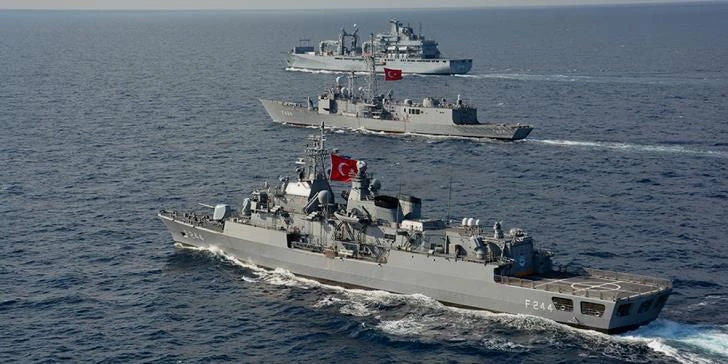 Στα πρόθυρα «θερμού επεισοδίου»: Τετελεσμένο γεγονός στην κυπριακή ΑΟΖ επιδιώκει η Άγκυρα – Τουρκικά πολεμικά παρενοχλούν όλα τα πλοία στο οικόπεδο 3